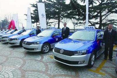青島今年將更新4000輛出租車 車體保持8種經典色彩 服務升級惠民生